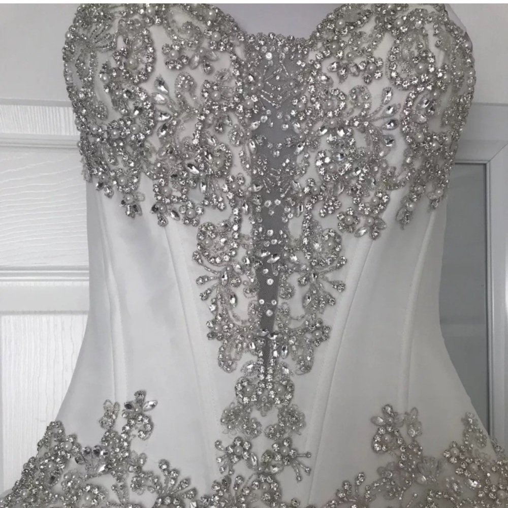 ALLURE WEDDING PRINCESS DRESS STYLE NUMBER 9017 SIZE 6 , VEIL & CROWN